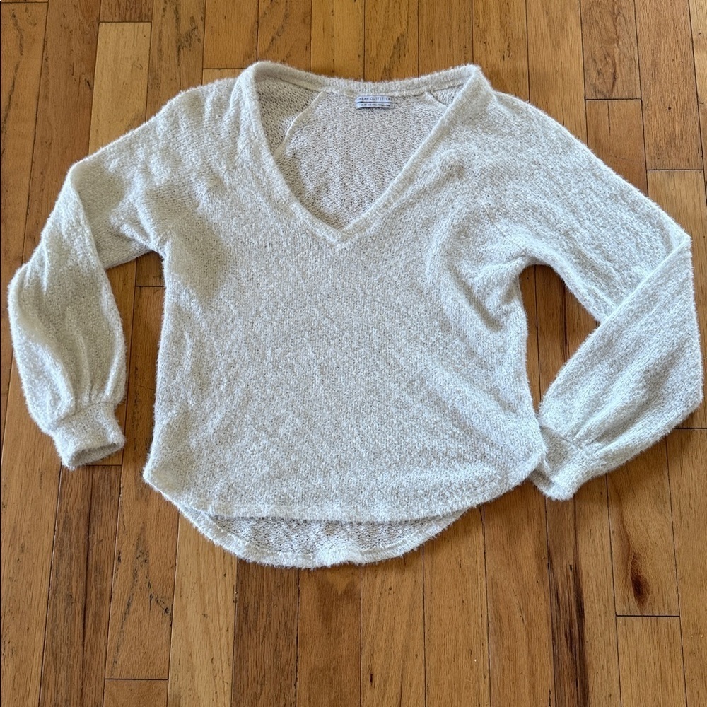 Urban Outfitters | Soft White | V-neck Sweater | size XS